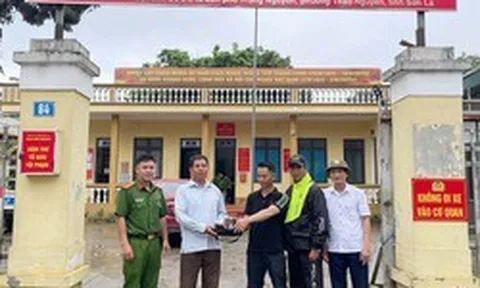 Mở chiếc túi khả nghi bên đường, người đàn ông sững sờ trước số tiền bên trong