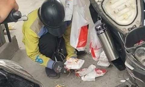 Nam shipper ngồi nhặt từng cọng mì giữa trưa nắng sau va chạm, hành động chủ quán xứng đáng được tuyên dương