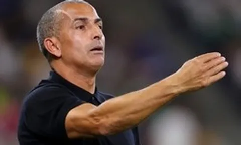 HLV đầu tiên bị sa thải ở World Cup chỉ sau 1 trận thua