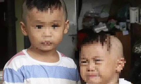 Hai trẻ nhỏ ướt đẫm trong mưa vì bị bỏ rơi trước cổng chùa