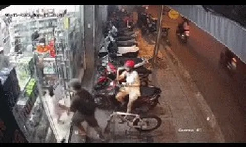 Thanh Niên 17 tuổi xô ngã bé gái, đấm vào mặt người mẹ: Đã có phương án giải quyết