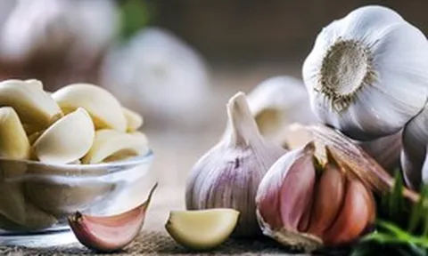 Người phụ nữ ăn tỏi sống mỗi ngày để "ngừa ung thư", sau 6 tháng nhận tin bất ngờ