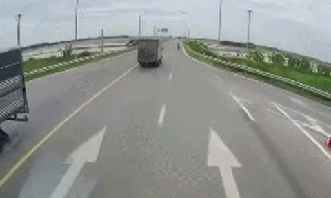 Clip: Taxi húc đuôi xe tải rồi cùng lao xuống ruộng
