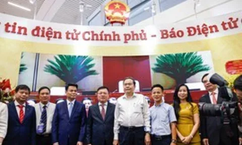 Chủ tịch Quốc hội Trần Thanh Mẫn thăm gian trưng bày tại Hội báo toàn quốc