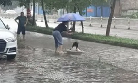 Đoạn clip vài giây trên phố ngày mưa ngập khiến hàng ngàn người ghen tỵ: Thật là 1 đứa trẻ GIÀU CÓ!