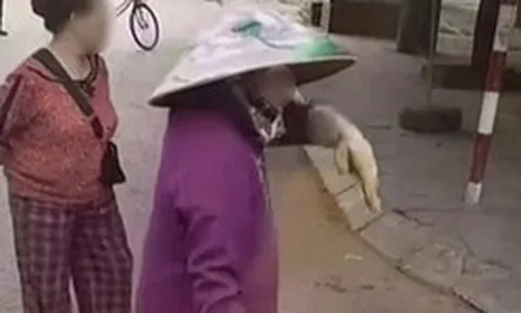 Tài xế dừng xe đón khách ở Sầm Sơn, 2 phụ nữ ra gõ cửa thu tiền: Chính quyền nói gì?