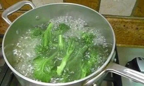 Luộc rau mà cho thêm 1 thìa này, rau trông xanh mướt, lại còn giòn ngọt ngon miệng