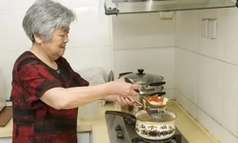 Người phụ nữ 60 tuổi nấu ăn dùng mỡ lợn mỗi ngày suốt 3 năm, khám sức khỏe xong bác sĩ bất ngờ hỏi: "Chị đã làm gì?"