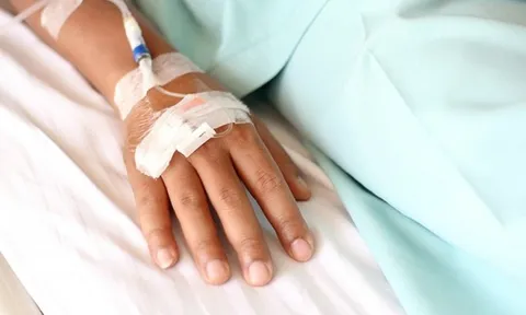 Lén cho con ăn xôi trước giờ mổ vì sợ "đuối sức", bé 10 tuổi suýt nguy kịch