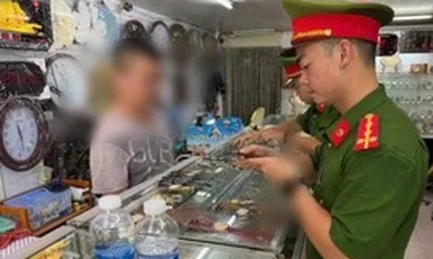 8 tổ công tác đồng loạt kiểm tra hàng loạt cửa hàng bán đồng hồ