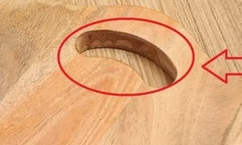 Vì sao thớt thường có 1 lỗ khuyết?