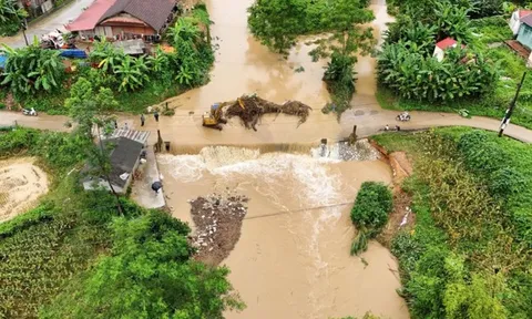 Mưa lớn gây sạt lở, chia cắt giao thông ở Thái Nguyên, nguy cơ lũ lên báo động 2