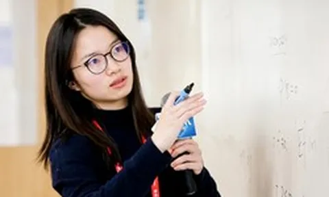 Nữ sinh đỗ đại học năm 16 tuổi nay trở thành Giáo sư danh giá ở tuổi 35, từng giải bài toán hơn 100 năm chưa ai làm được