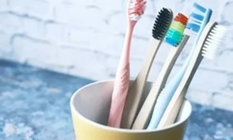 Tại sao bàn chải đánh răng thường có nhiều màu lông?