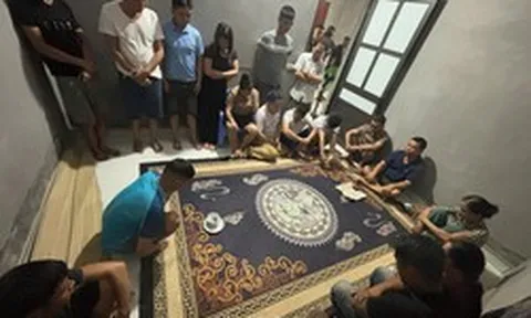 Công an kiểm tra nhà Diệp Thị Sáu 43 tuổi, tạm giữ 21 đối tượng