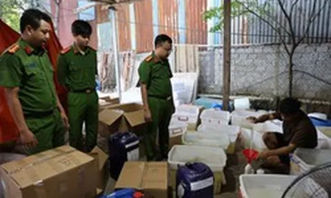 Cận cảnh xưởng sản xuất sữa tắm, dầu gội giả tại Ninh Bình, thu giữ gần 30.000 sản phẩm: Khởi tố Phạm Thị Thảo SN 1993 và Lương Văn Khải SN 2007