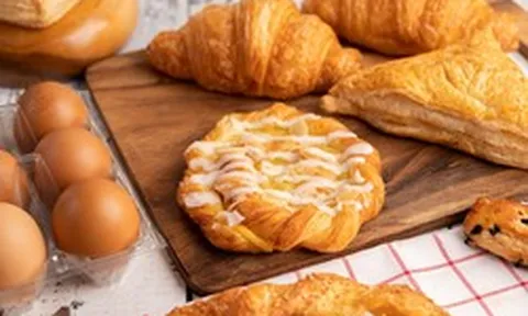 Người phụ nữ 50 tuổi bị loãng xương vì thường xuyên ăn bánh mì, bác sĩ tiết lộ 1 thủ phạm