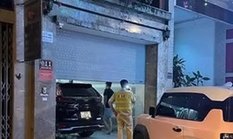 Lái xe ôtô tông trúng hai 2 người trên vỉa hè rồi rời khỏi hiện trường