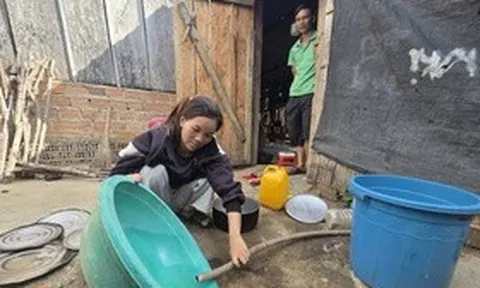Mòn mỏi gùi nước giữa vùng cao Quảng Ngãi