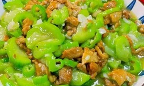 Cặp vợ chồng ngộ độc nguy kịch sau bữa tối, bác sĩ thở dài: Mướp, bầu, bí có 1 dấu hiệu ăn vào ngang "thuốc độc"