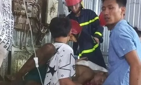 Khẩn cấp cứu nam thanh niên bị mắc kẹt cánh tay trong máy tái chế nhựa