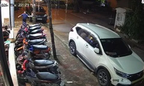 Hà Nội: Người đàn ông tự xưng là giảng viên đại học liên tục chửi bới, ném gạch, đá vào quán ăn
