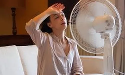 Vừa đi nắng về đã đứng trước quạt mạnh: Thói quen tưởng mát lại gây hại