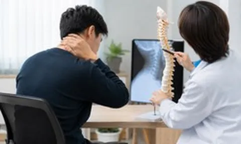 Cúi đầu lướt điện thoại 7 tiếng/ngày, nam thanh niên mất tự tin vì 'cổ rùa'