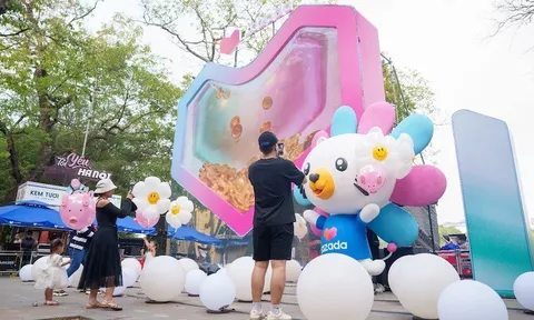 "Trạm quà bom tấn" gây sốt tại phố đi bộ Hồ Gươm, có gì hot mà hàng nghìn người rủ nhau check-in, săn quà?