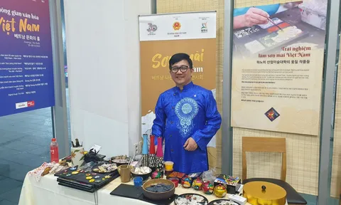 Tranh dân gian, tranh sơn mài khắc và trà Việt thu hút du khách ở Gwangju, Hàn Quốc