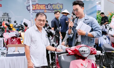 TP.HCM “nóng rực” cuối tuần: Hàng nghìn người rủ nhau đổi xăng lấy xe điện