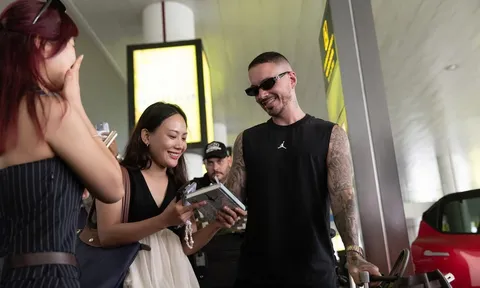 DJ Snake và J Balvin “đổ bộ” Hà Nội, fan Việt bùng nổ cảm xúc ngay tại sân bay