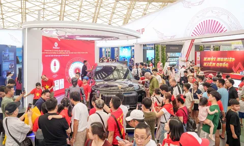 Khách tham quan triển lãm 80 năm Hành trình Độc lập - Tự do - Hạnh phúc: “VinFast là niềm tự hào của người dân Việt Nam”