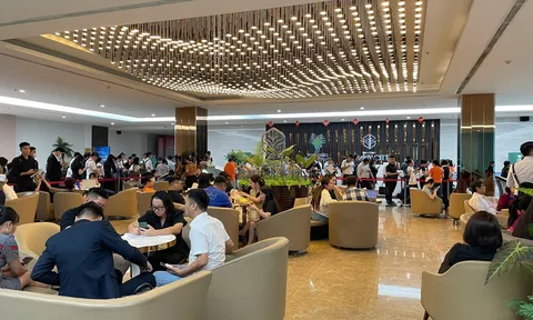 Vinhomes Green Paradise “nổi sóng”: Khách hàng 2 miền Nam - Bắc chen chân trong ngày ký quỹ căn Vịnh Ngọc