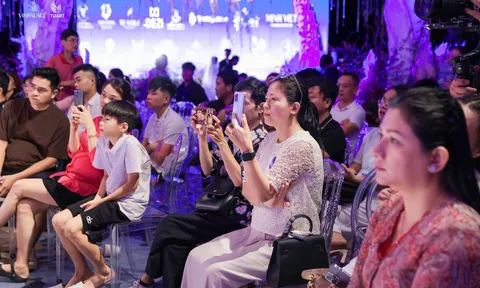 Check-in không ngớt tại The Vietnam Grand WeddX 2026, hàng nghìn lượt khách đổ về VinPalace Cổ Loa