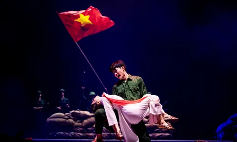 Khi những chứng nhân lịch sử đắm chìm trong 4.000 năm hào khí “Đất Nước Thiên Hùng Ca”