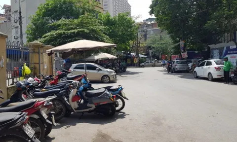 Quanh bến xe Giáp Bát: Dịch vụ trông xe không phép vô tư hoạt động