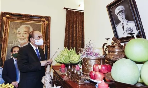 Chủ tịch nước dâng hương tưởng niệm 110 năm Ngày sinh Đại tướng Võ Nguyên Giáp