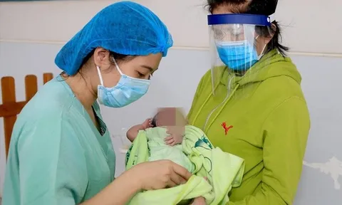 Trẻ em là con của sản phụ bị nhiễm COVID-19 được hỗ trợ 1 triệu đồng