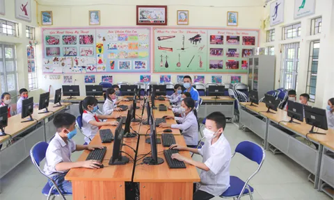 Trao tặng 20 bộ máy tính cho học sinh tỉnh Điện Biên
