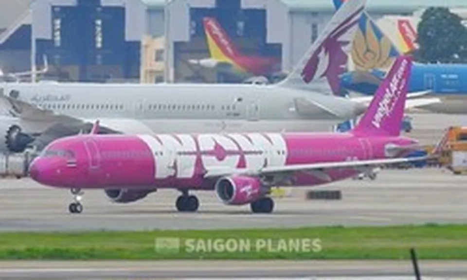 Máy bay lạ màu tím hồng, mang chữ “WOW” khổng lồ xuất hiện tại Tân Sơn Nhất
