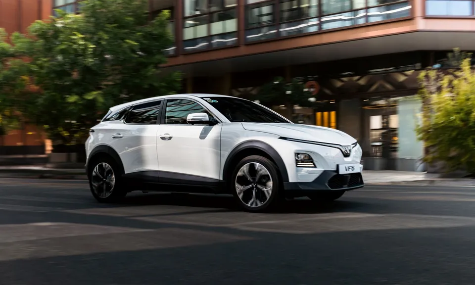 Chuyển từ xe xăng sang VinFast VF 6, chủ xe khẳng định: Đây là mẫu SUV đi du lịch gia đình quá hợp